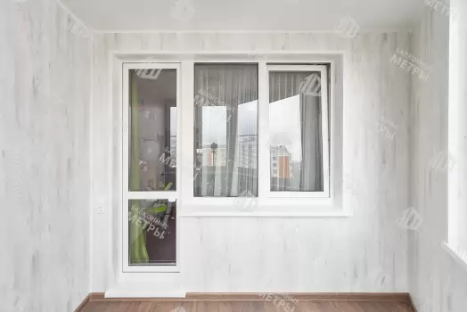 Отделка балкона МДФ панелями с эркерным остеклением Rehau