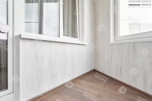 Отделка балкона МДФ панелями с эркерным остеклением Rehau