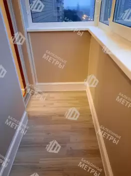 Отделка балкона панелями ПВХ и ламинат и установка кованого настенного плафона