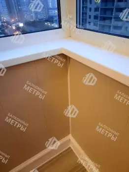 Отделка балкона панелями ПВХ и ламинат и установка кованого настенного плафона