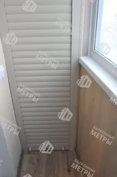 Остекление и отделка балкона ПВХ панелями и ламинатом